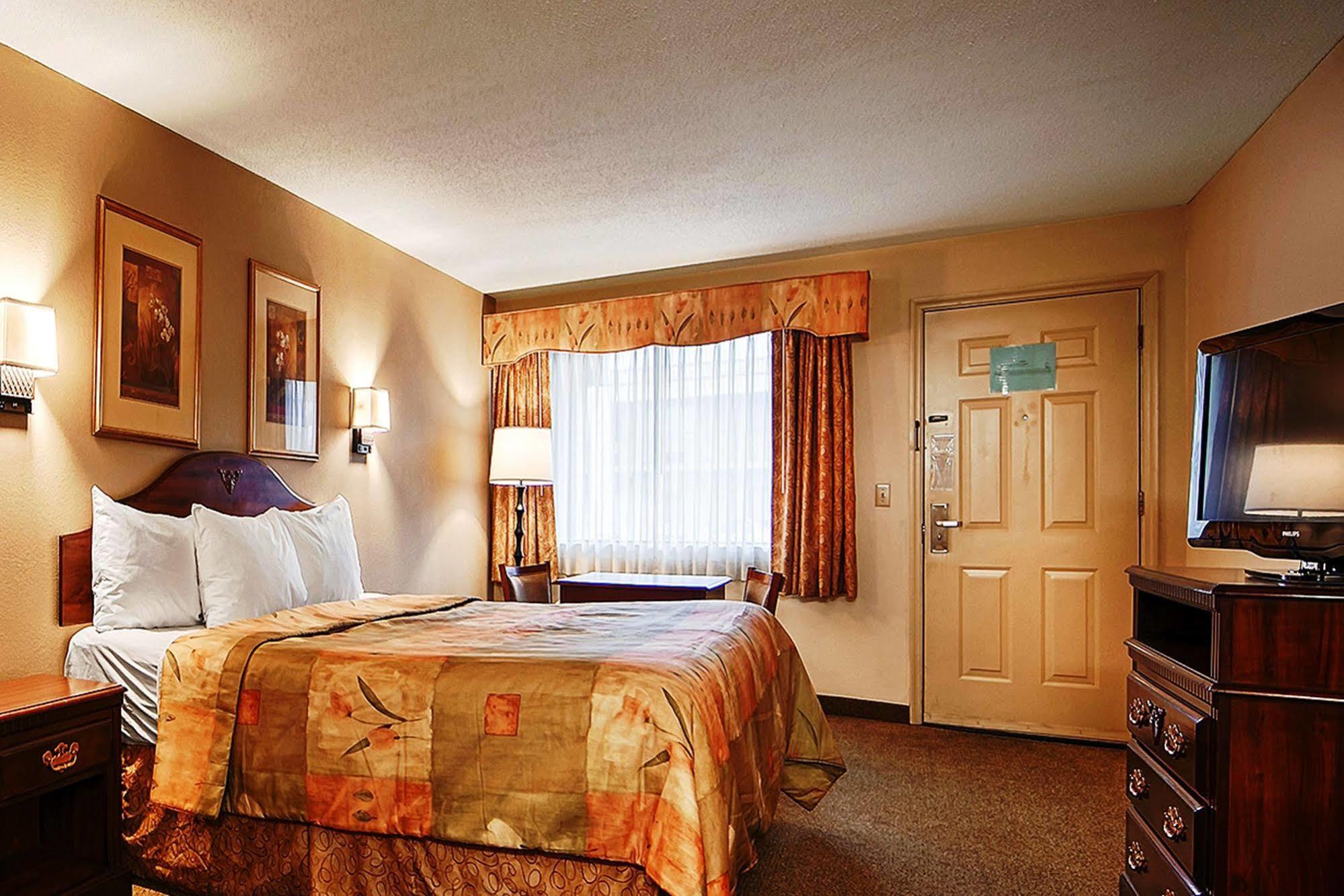 Econo Lodge Inn & Suites Fort Oglethorpe Exterior photo